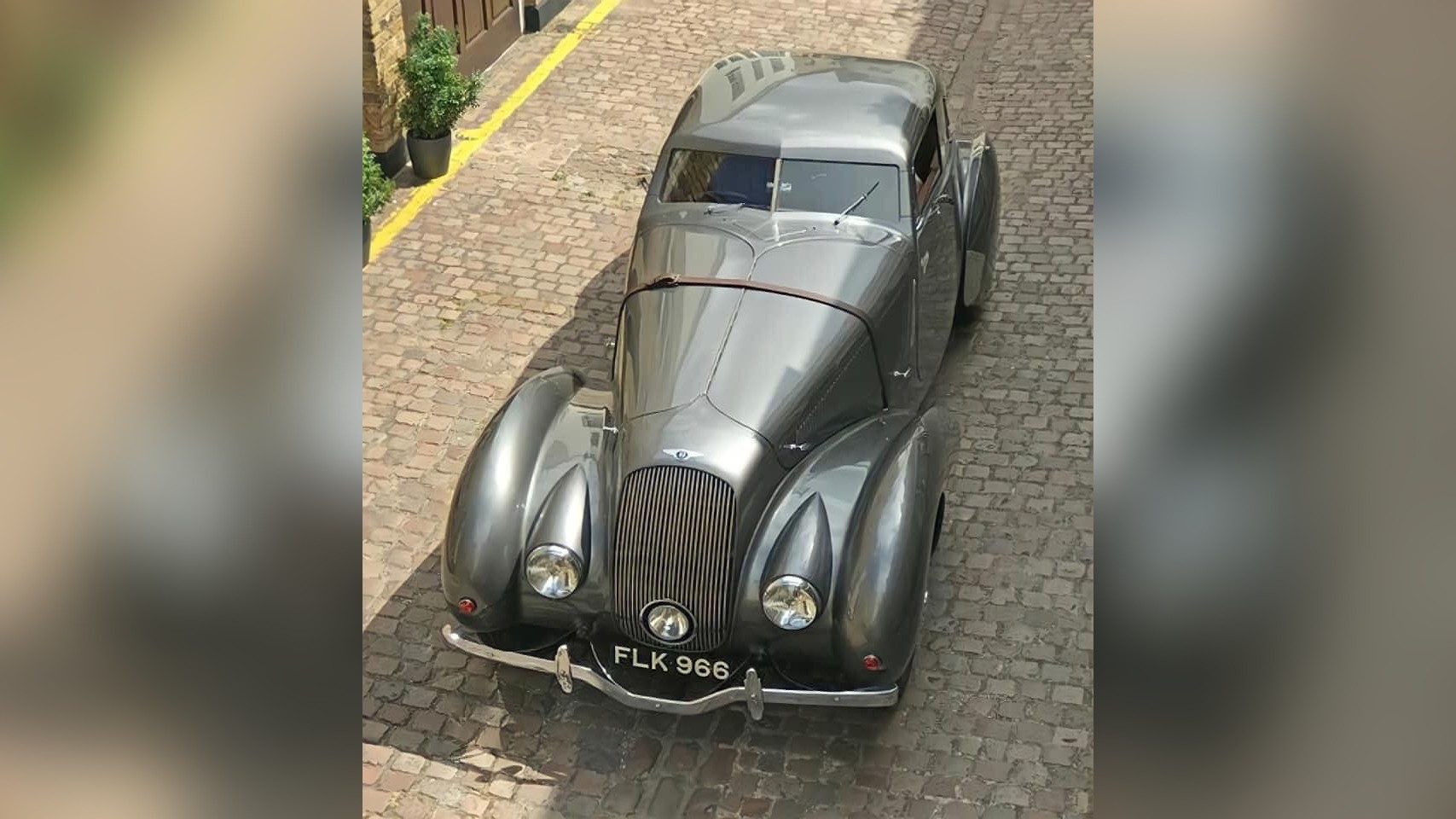 myimgs/ArtDecoCars1937-60/1939 Bentley “Embiricos” Coupe by Pourtout.jpg